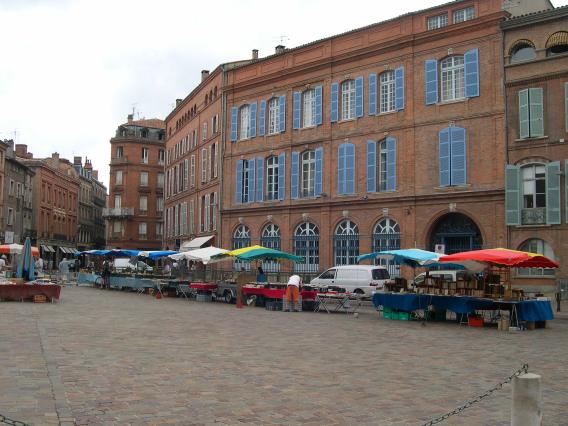  Marché aux livres (place Saint-Etienne)
